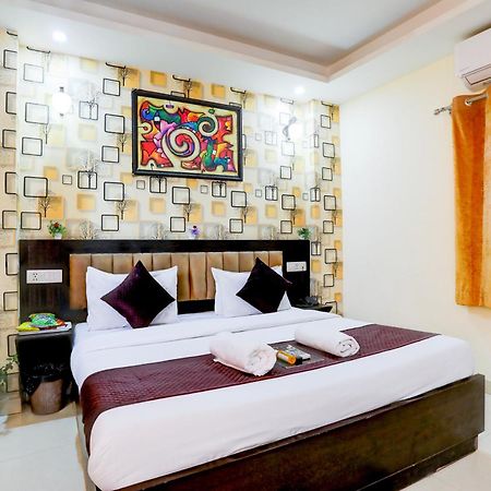 Hotel Luxury Global New Delhi Bagian luar foto