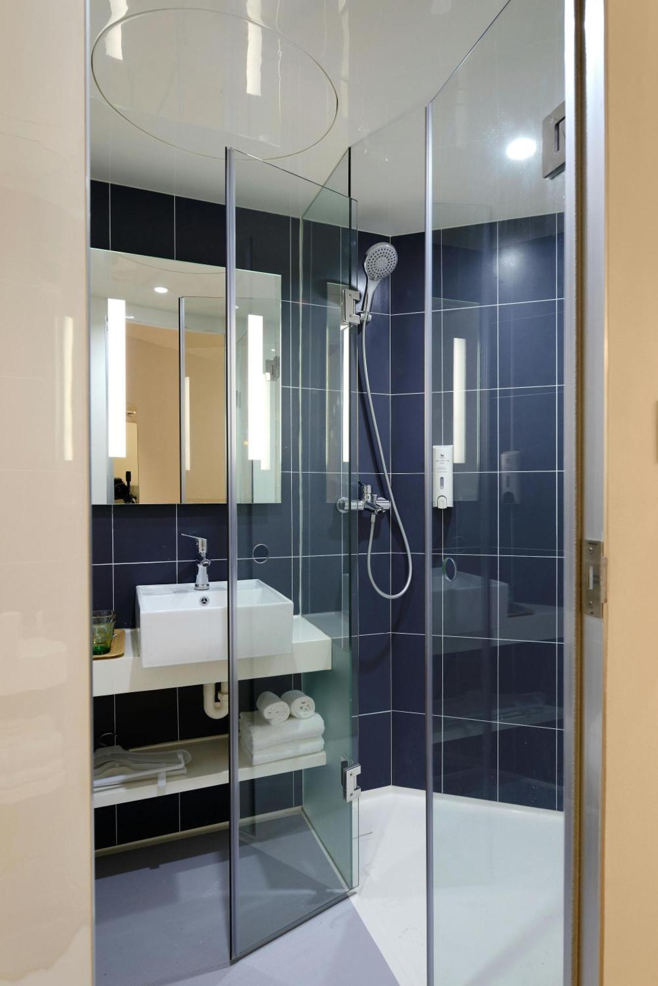 Hotel Luxury Global New Delhi Bagian luar foto