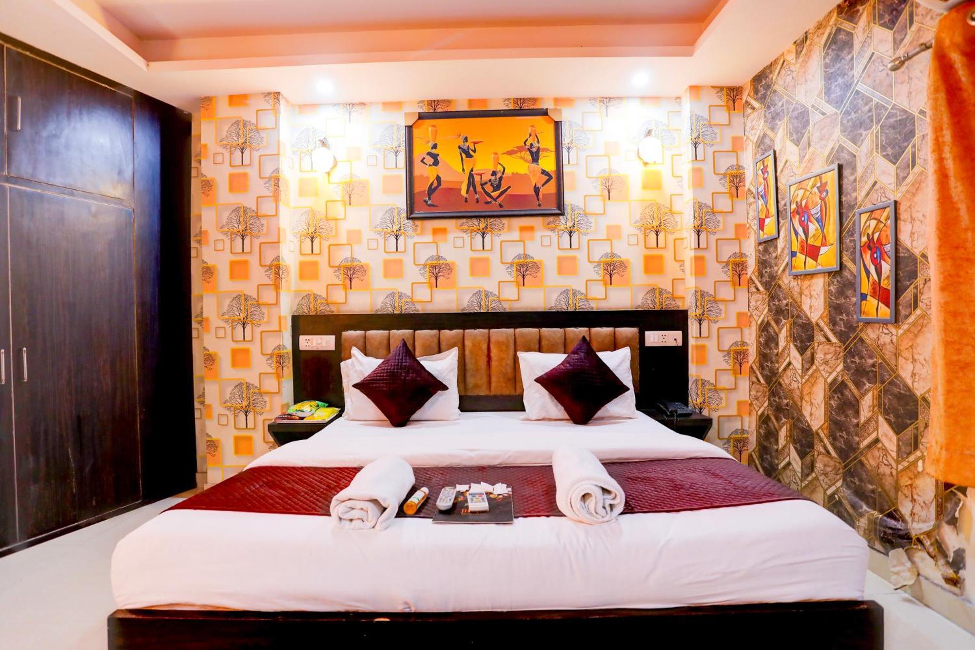 Hotel Luxury Global New Delhi Bagian luar foto