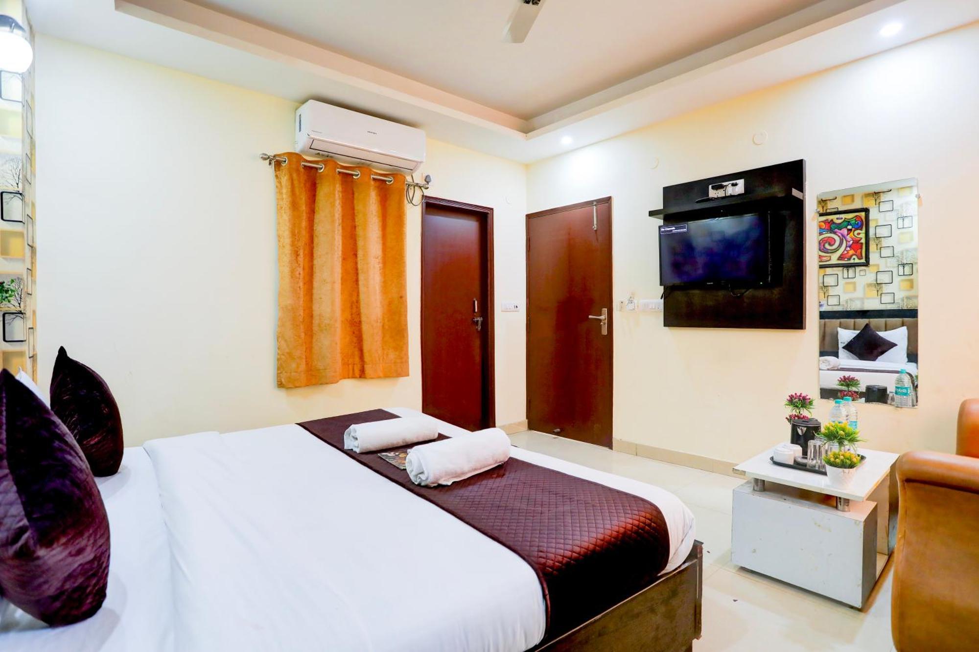 Hotel Luxury Global New Delhi Bagian luar foto