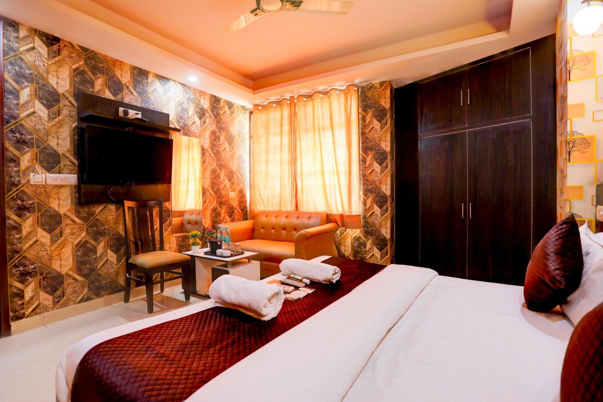 Hotel Luxury Global New Delhi Bagian luar foto