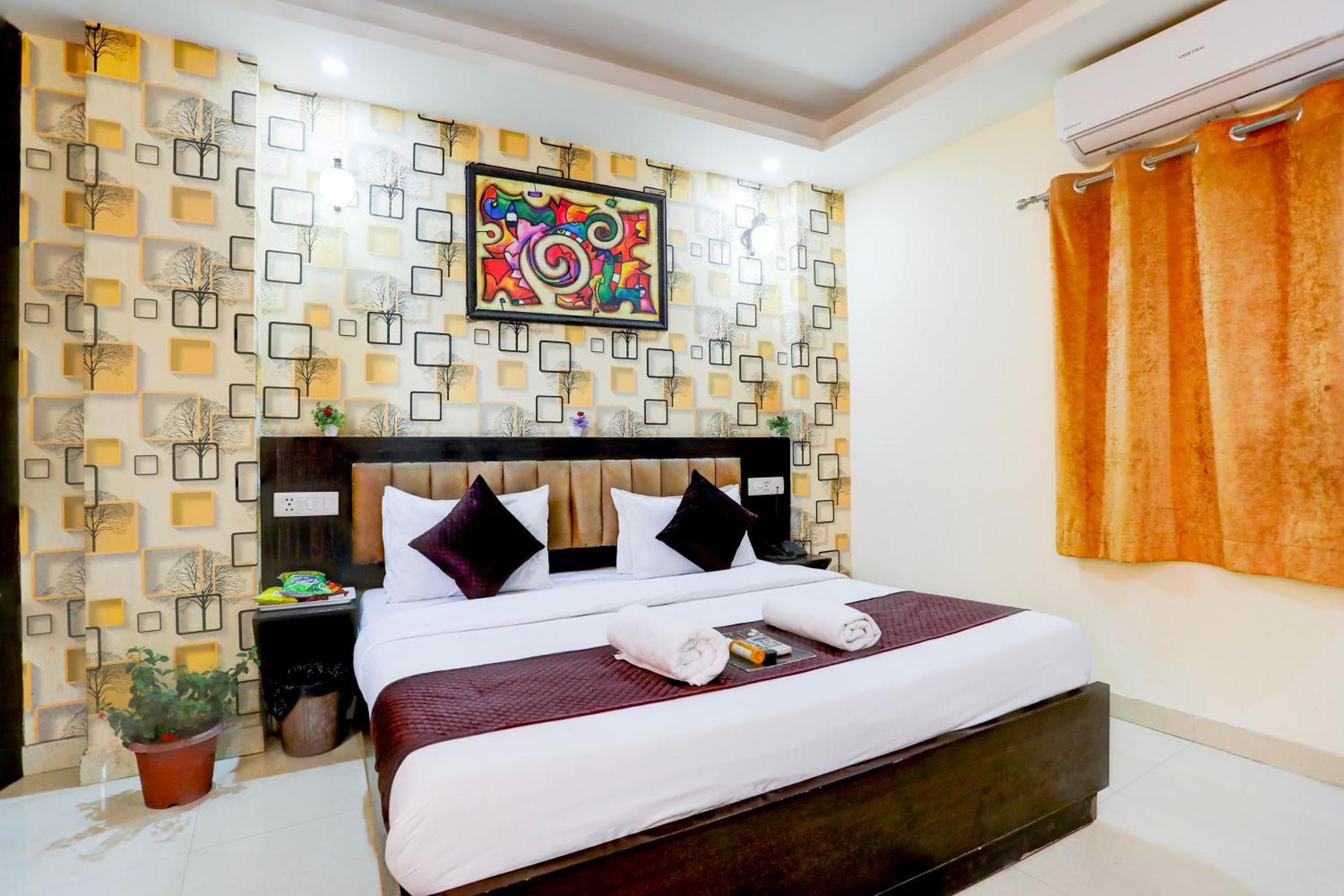 Hotel Luxury Global New Delhi Bagian luar foto