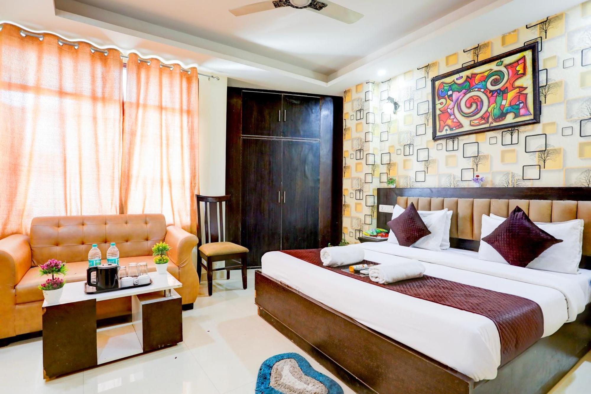 Hotel Luxury Global New Delhi Bagian luar foto