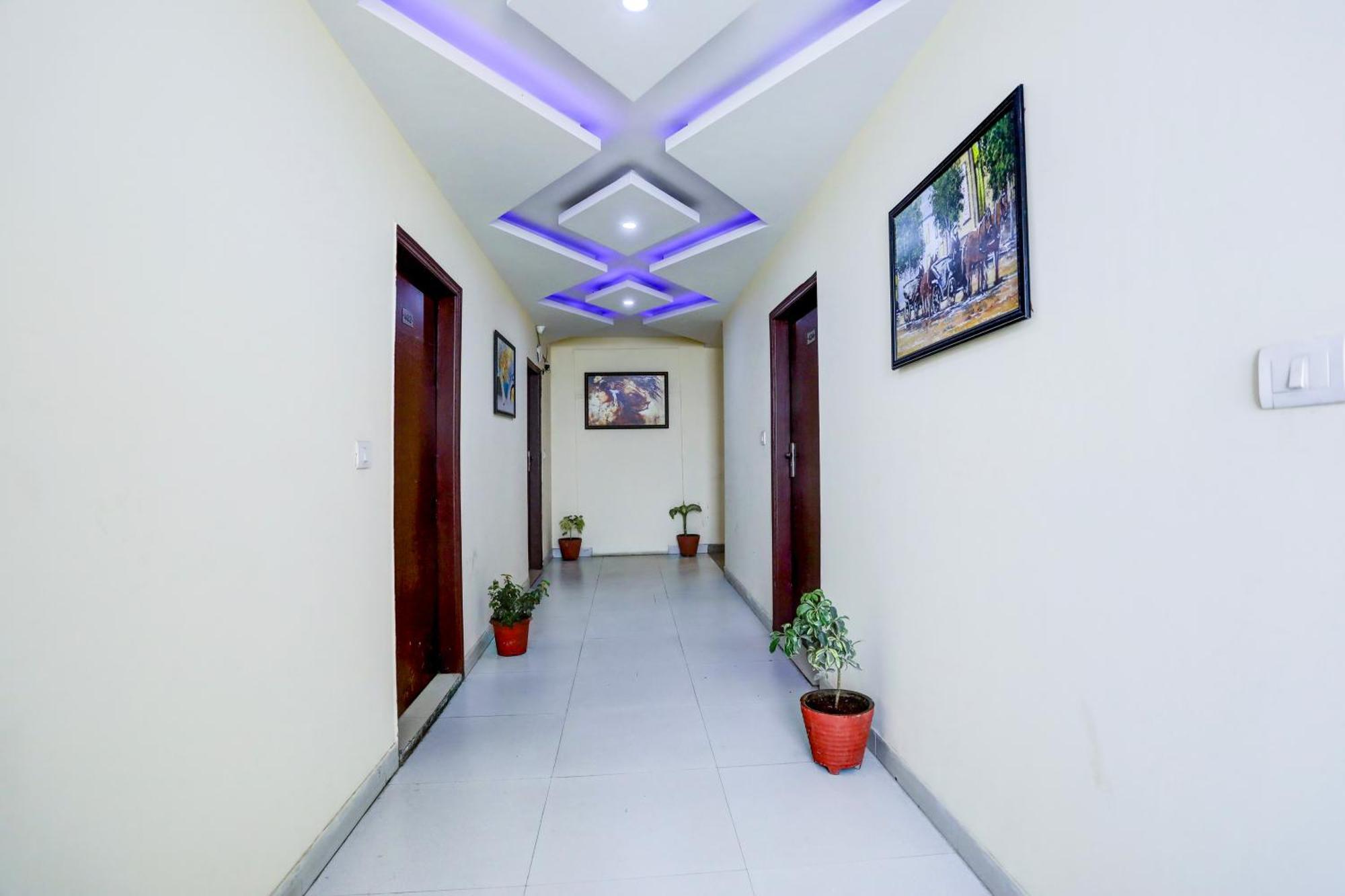 Hotel Luxury Global New Delhi Bagian luar foto